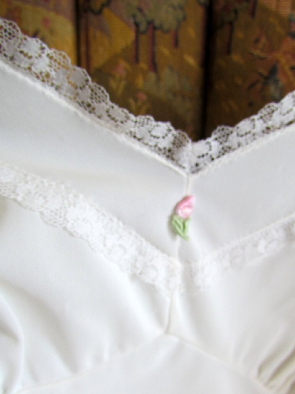 FULL SLIP, L, 40" VINTAGE HENSON KICKERNICK, WHITE w TINY ROSEBUDS & LACE, SWEET - Picture 4 of 5